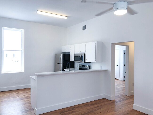 110 E Market St in Lockhart, TX - Foto de edificio - Building Photo