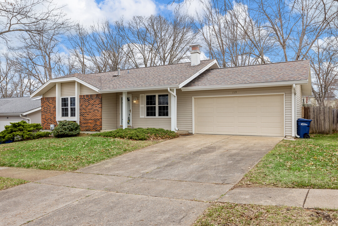 215 Shadyoak Dr in Ballwin, MO - Foto de edificio