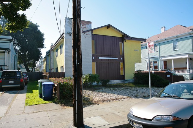 2152 San Antonio Ave in Alameda, CA - Foto de edificio - Building Photo