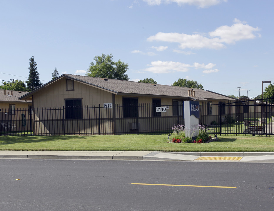 Eskaton Wilson Manor in West Sacramento, CA - Foto de edificio