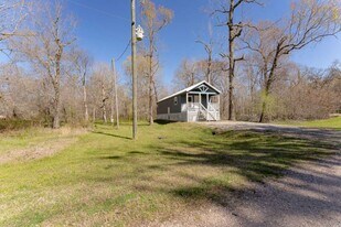 129 Shoreline Dr in Cleveland, TX - Building Photo