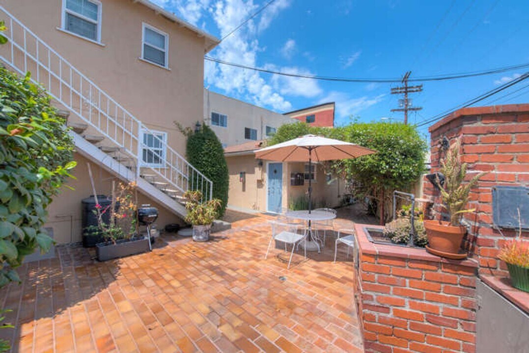 11033 La Maida St in Los Angeles, CA - Building Photo
