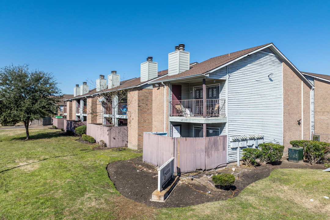 Westwood Gardens Condominiums in Houston, TX - Building Photo