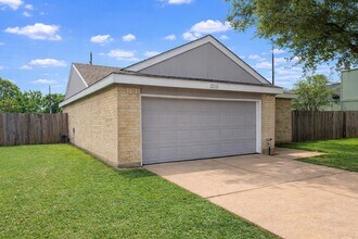 2210 Sunset Trail in Sugar Land, TX - Building Photo - Building Photo