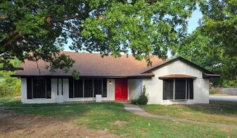 6400 Buena Vista Dr in Greenville, TX - Building Photo