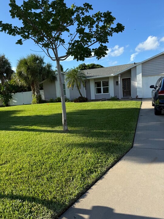 190 Sea Crest Dr in Melbourne Beach, FL - Building Photo