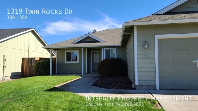 1319 Twin Rocks Dr in Central Point, OR - Building Photo - Building Photo