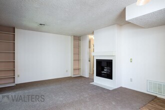 10323 Azuaga St in San Diego, CA - Foto de edificio - Building Photo