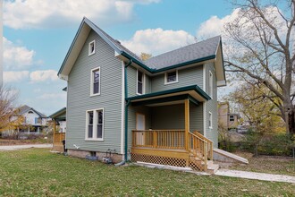 805 E Olive St in Bloomington, IL - Foto de edificio - Building Photo