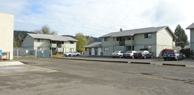 Terrace Manor Apartments in Sutherlin, OR - Foto de edificio - Building Photo