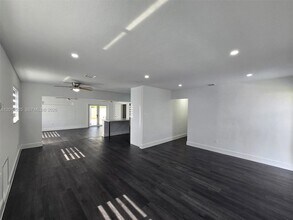 11984 SW 195th St in Miami, FL - Foto de edificio - Building Photo