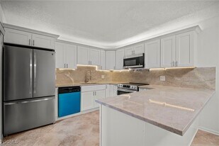 1703 Park Meadows Dr in Ft. Myers, FL - Building Photo
