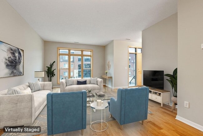 737 Victoria Street S