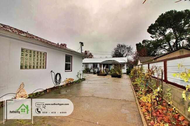 864 Loma St in Redding, CA - Building Photo - Building Photo