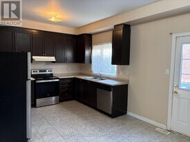 5 Freeland Hollow in Brampton, ON - Building Photo