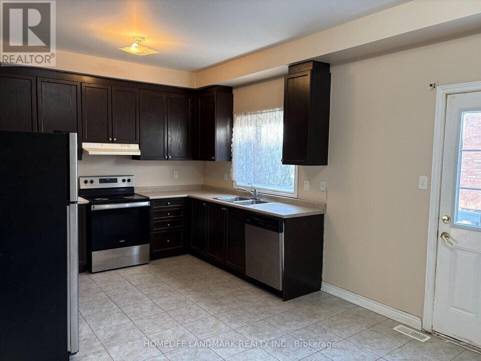 5 Freeland Hollow in Brampton, ON - Building Photo