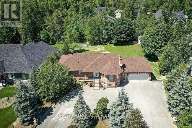 11 Twin Pines Dr in Wasaga Beach, ON - Building Photo - Building Photo