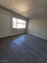 1075 E Desert Inn Rd in Las Vegas, NV - Building Photo - Building Photo
