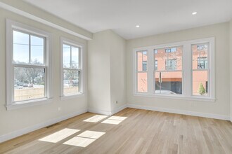 77 Thorndike St, Unit 2 in Brookline, MA - Building Photo - Building Photo
