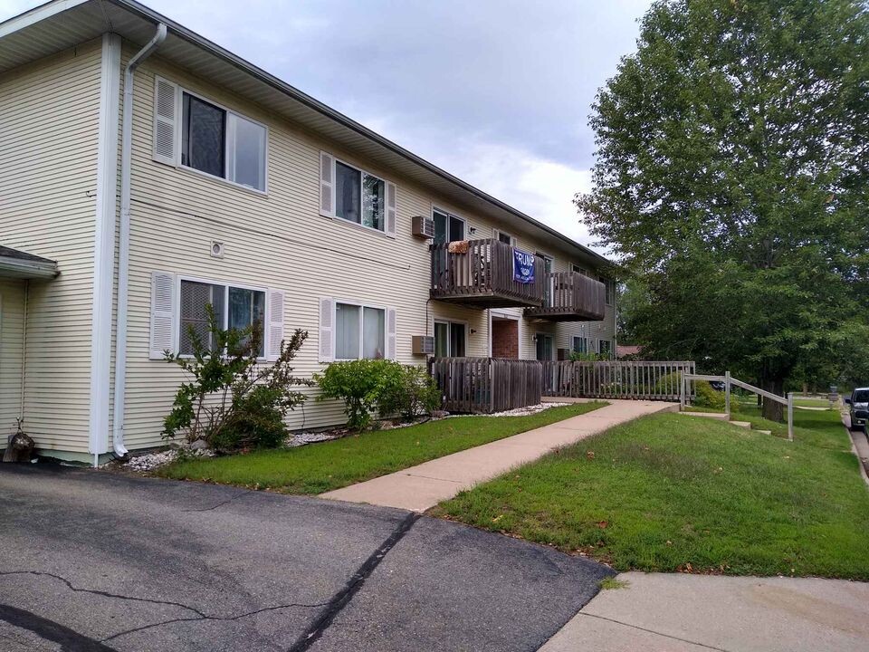 1215 Parker Ave, Unit 4 in Mosinee, WI - Building Photo