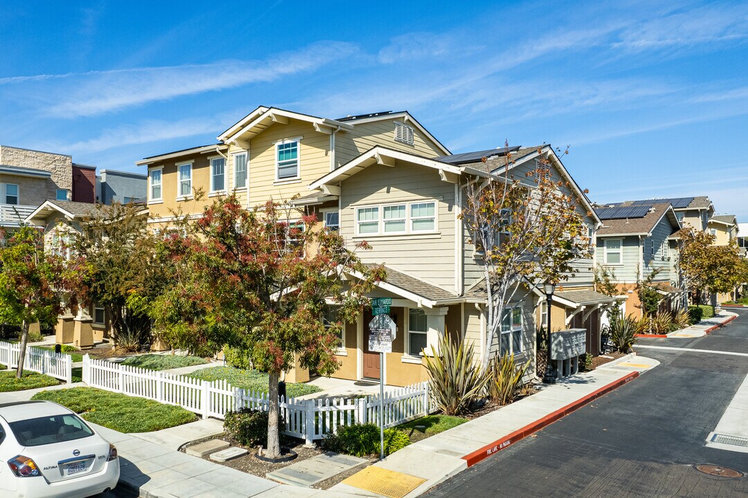 Lotus Townhomes in Sunnyvale, CA - Building Photo