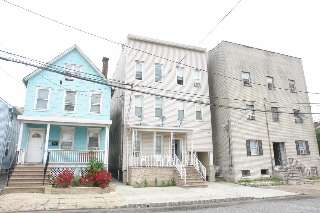 102 Commerce St in Perth Amboy, NJ - Building Photo