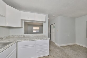 667 25th Ave S, Unit 667 25th Ave S in St. Petersburg, FL - Building Photo - Building Photo