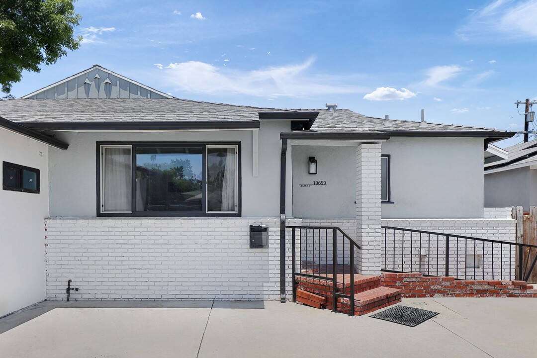 19659 Lemay St in Reseda, CA - Building Photo