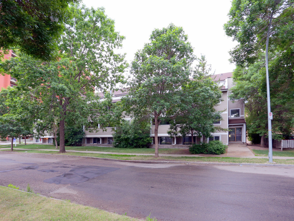 Queensgate Manor in Edmonton, AB - Building Photo