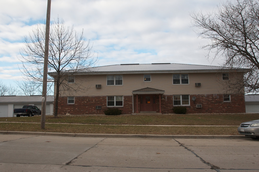 2024 Green Tree Rd in West Bend, WI - Building Photo