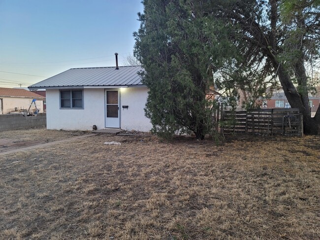 1017 W 14th Ln in Portales, NM - Building Photo - Building Photo