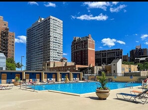 655 W Irving Park Rd in Chicago, IL - Foto de edificio - Building Photo