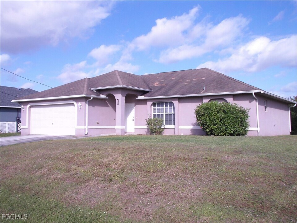 845 Wolverine St E in Lehigh Acres, FL - Building Photo