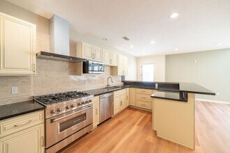 1276 Ocean Ave in Emeryville, CA - Building Photo - Building Photo