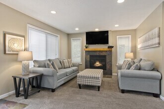 674 E Union Pines Ct in Sandy, UT - Foto de edificio - Building Photo