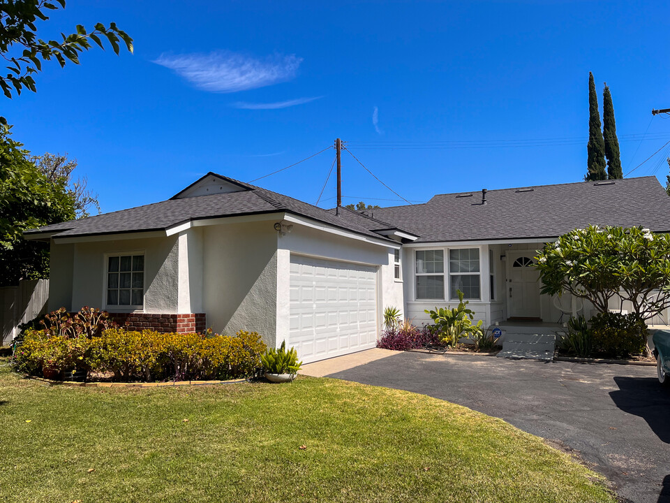 19917 Stagg St in Winnetka, CA - Building Photo