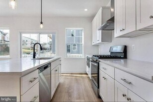 434 Hurst St in Bridgeport, PA - Building Photo