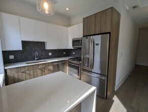 2121 W Belmont Ave, Unit 2f in Chicago, IL - Foto de edificio - Building Photo