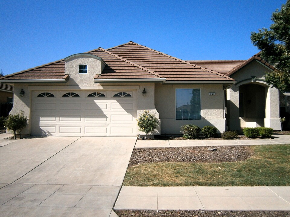 354 Hanson Ave in Clovis, CA - Foto de edificio