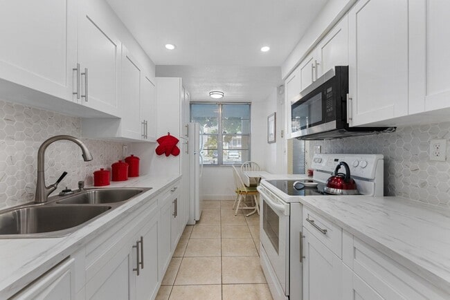 2900 NW 48th Terrace in Lauderdale Lakes, FL - Building Photo - Building Photo