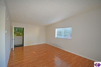 131 N Florence St, Unit 0 in Burbank, CA - Building Photo - Building Photo