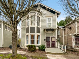 131 SW Hooker St, Unit 131 in Portland, OR - Building Photo