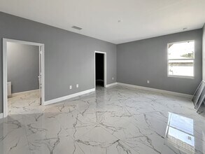 5325 27th St SW in Lehigh Acres, FL - Foto de edificio - Building Photo