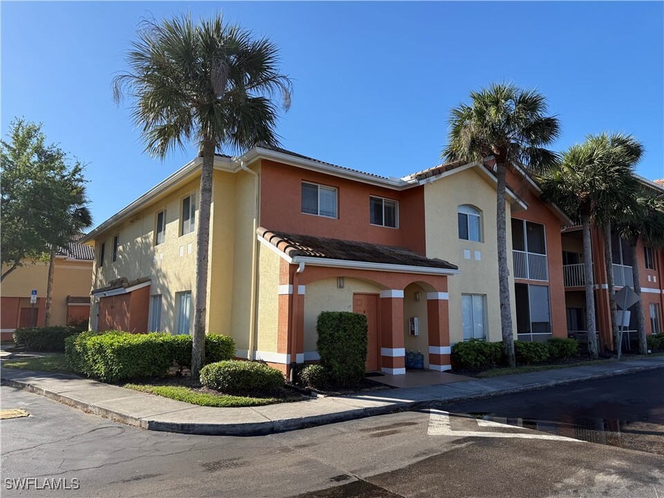 6400 Aragon Way in Ft. Myers, FL - Building Photo