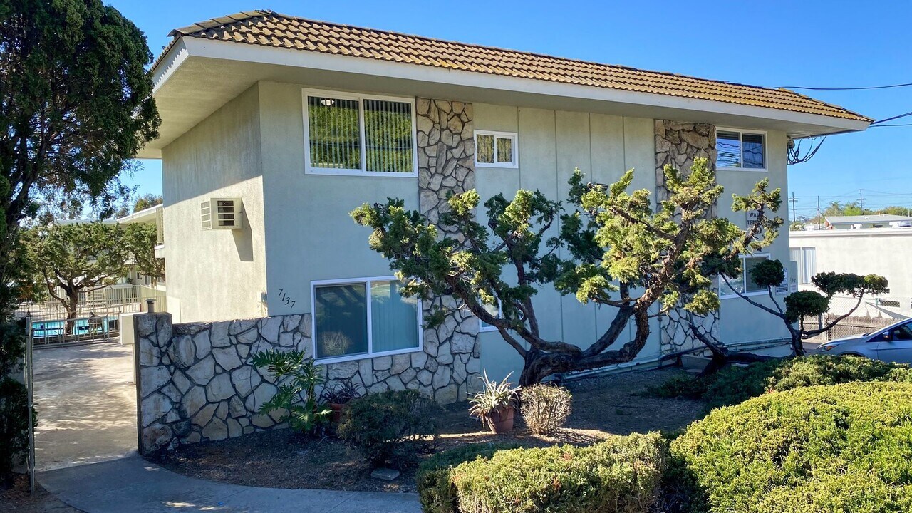 7137 Waite Dr. in La Mesa, CA - Building Photo