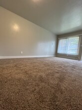 3325 E Clinton Ave in Fresno, CA - Building Photo - Building Photo