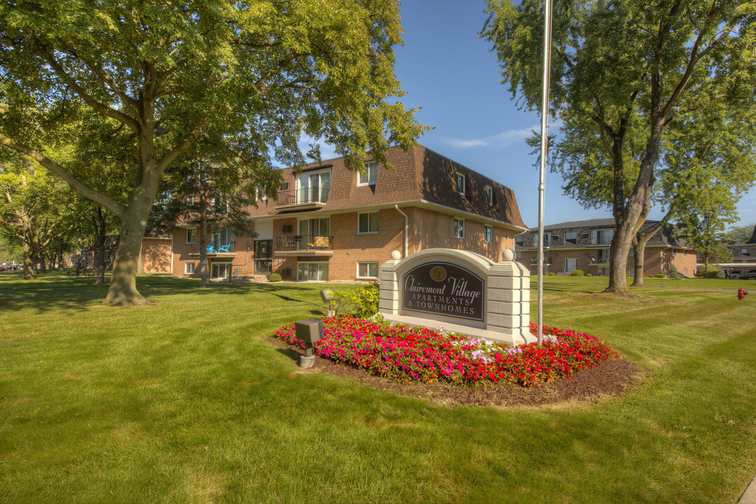 Clairemont Village Apartments and Townhomes in Saginaw, MI - Building Photo