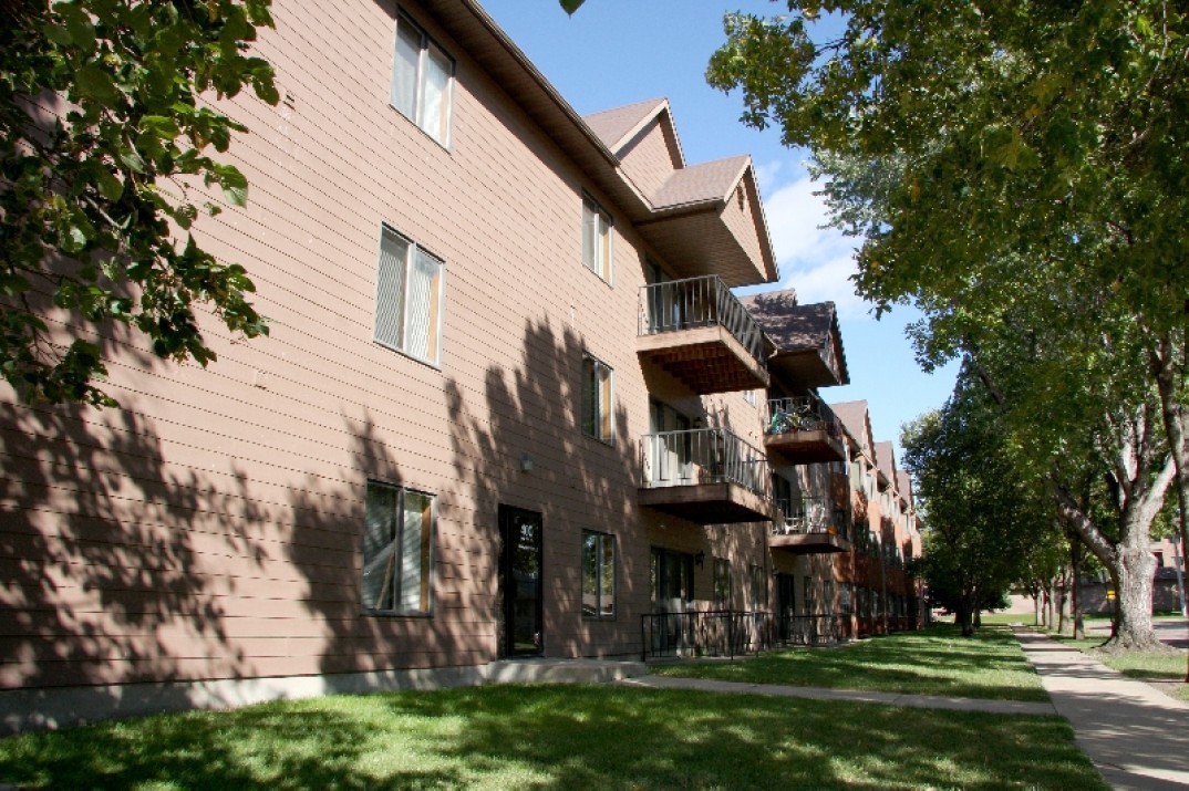 River Gardens North & South Apartments in Sioux Falls, SD - Building Photo