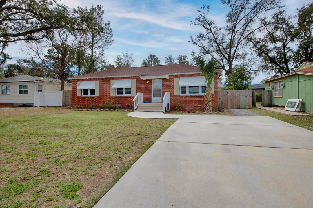 303 SE Gilliland Rd in Pensacola, FL - Building Photo