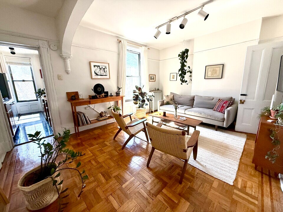 814 Putnam Ave in Brooklyn, NY - Foto de edificio